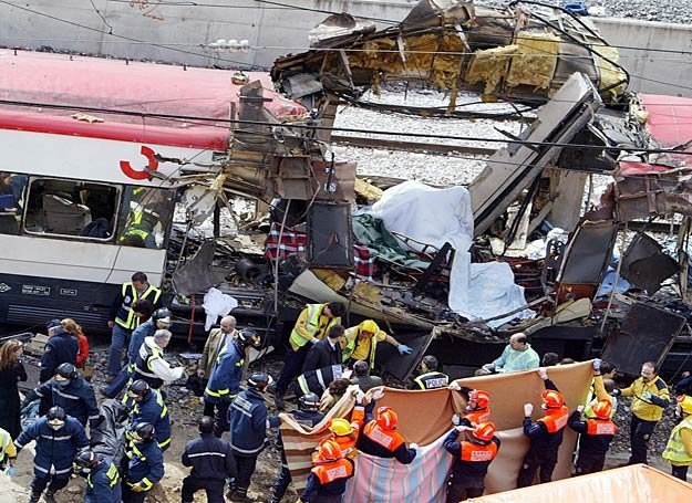 Ratownicy wynosili ze zniszczonych wagonów dziesiątki zwłok... /AFP
