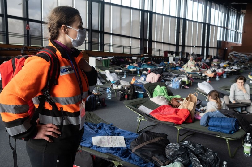 Ratowniczka w hali Cracovia w Krakowie, w której schronienie znaleźli uchodźcy z wojny /Getty Images