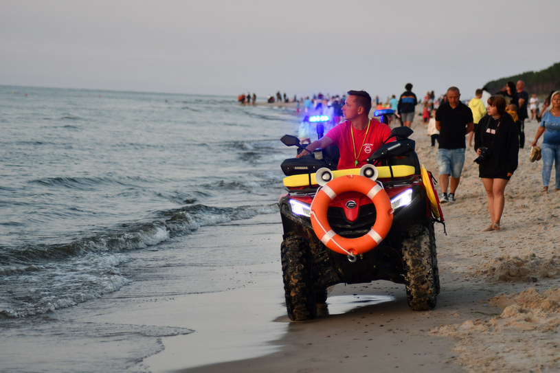 Ratownik patroluje plaże na quadzie, zdjęcie ilustracyjne /Karolina Adamska /East News