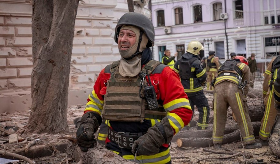 Ratownik pracujący na miejscu rosyjskiego ataku w Sumach /UKRAINE STATE EMERGENCY SERVICE HANDOUT /PAP/EPA