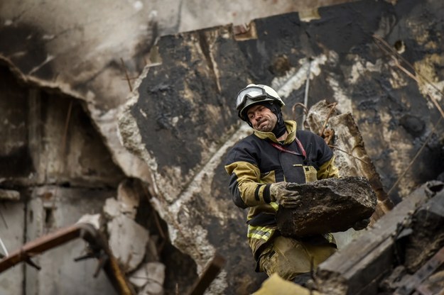 Ratownik przeszukuje gruzy zniszczonego bloku mieszkalnego w miejscowości Borodzianka pod Kijowem /OLEG PETRASYUK /PAP/EPA