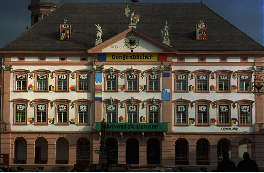 Ratusz w Gengenbach na poludniu Niemiec (Schwarzwald) zamieniony w wielki kalendarz adwentowy /ROLF HAID