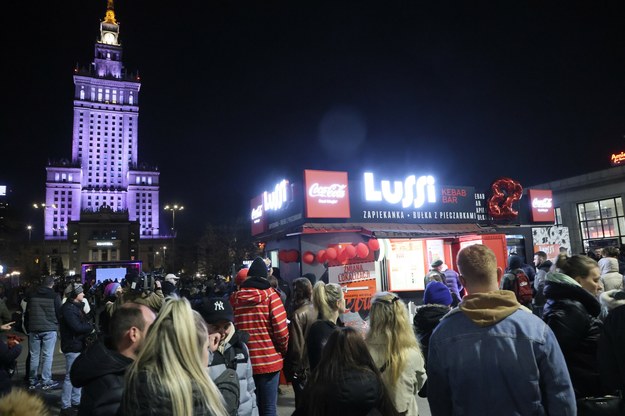 "Rave pod barem Lussi" - akcja popracia dla baru z zapiekankami przed PKiN. /Wojciech Olkuśnik /East News