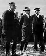 Raymond Poincaré, w środku, gen. Joffre z lewej i Eugene Etienne, 1913 /Encyklopedia Internautica
