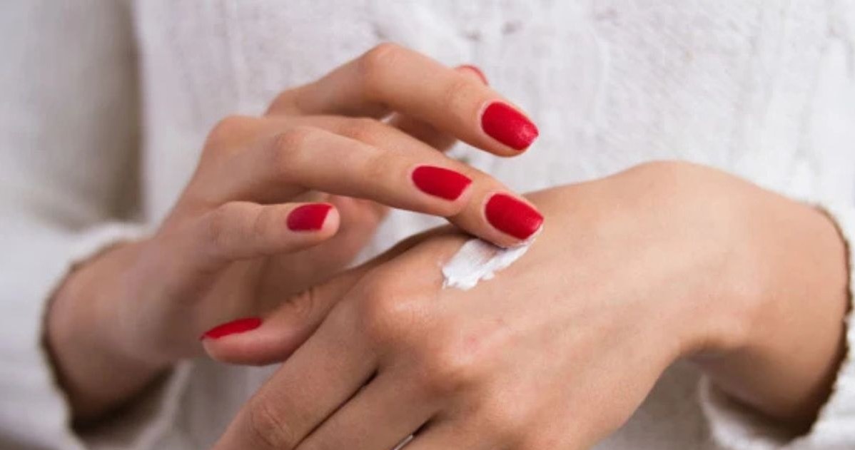 Raz na jakiś czas warto nałożyć odżywczą maskę na dłonie. Będą nawilżone i gładkie /123RF/PICSEL
