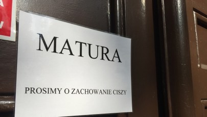 Razem dwadzieścia osiem miesięcy, pięć dni w tygodniu...