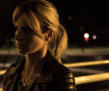 Razem z Olą Serafin (w tej roli Marta Nieradkiewicz) rozwiązuje sprawy trudnych do wyjaśnienia przestępstw.