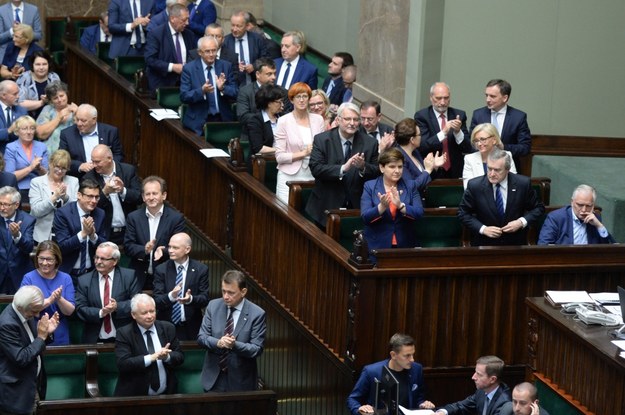 Reakcja członków rządu na uchwalenie przez Sejm ustawy o Sądzie Najwyższym. Jarosław Gowin jako jedyny w rządowych ławach nie przywitał wyniku głosowania oklaskami /Jacek Turczyk /PAP