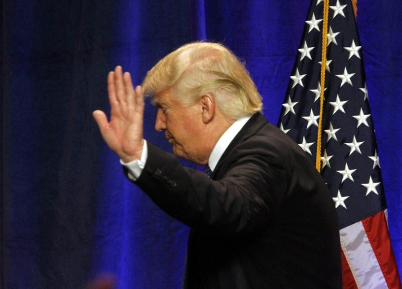 Reakcję Donalda Trumpa negatywnie oceniło 51 procent Amerykanów /PAP/EPA