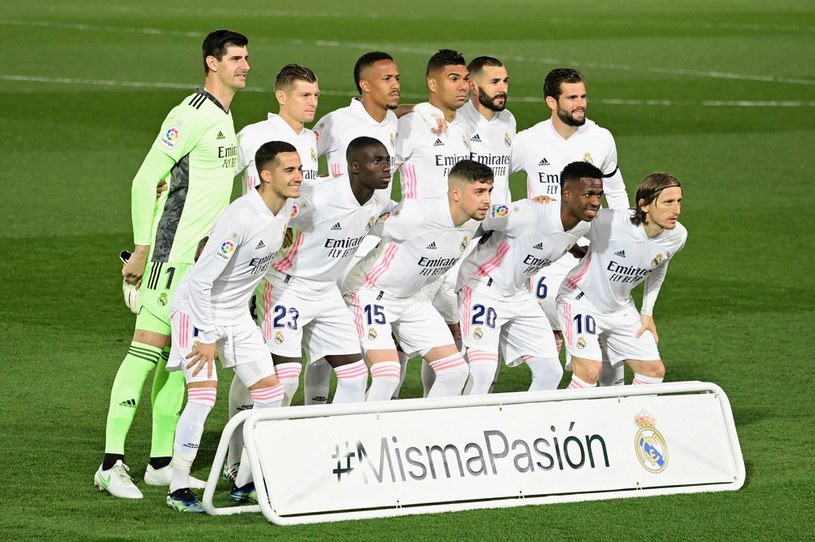 Real - Barcelona. Przed El Clasico piłkarze pozowali z hasłem #MismaPasion - akcji przeciw szowinizmowi w sporcie /AFP/JAVIER SORIANO /AFP