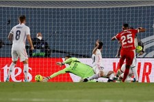 Real Madryt - Sevilla FC 2-2. Nieprawdopodobna sytuacja VAR i gol w doliczonym czasie