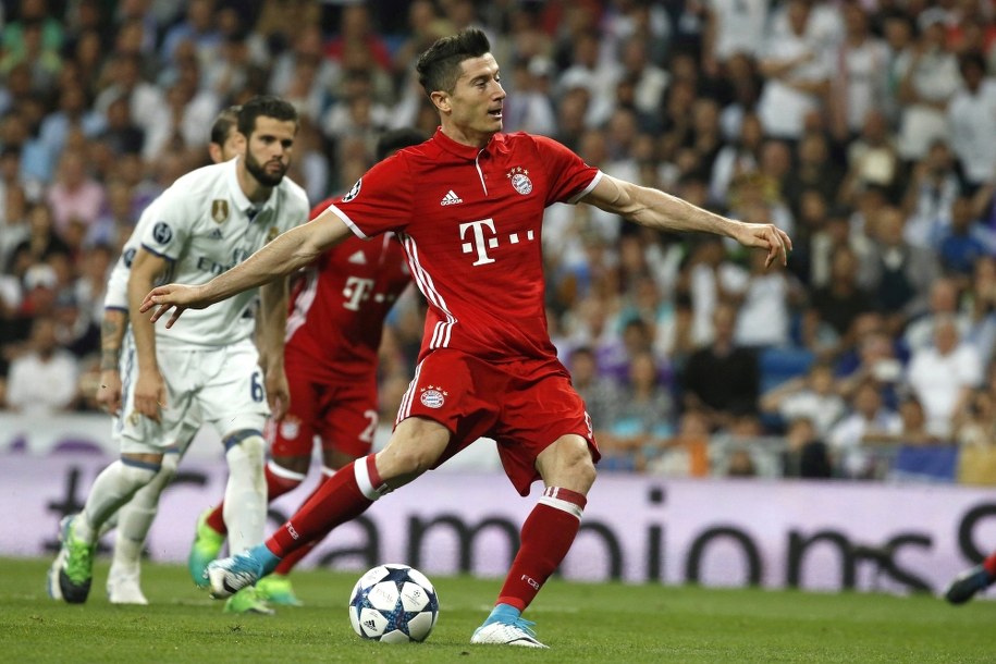 Real Madryt vs Bayern Monachium w ćwierćfinale Ligi Mistrzów: Robert Lewandowski zdobywa gola z rzutu karnego /KIKO HUESCA /PAP/EPA