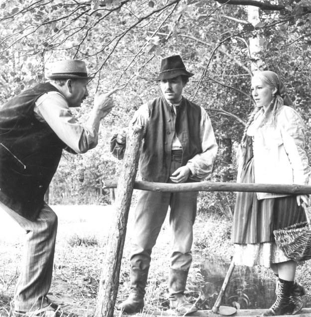 Realizacja filmu "Chłopi", według powieści Władysława Reymonta, w reżyserii Jana Rybkowskiego. Na zdjęciu od lewej: reżyser, aktorzy Ignacy Gogolewski (jako Antek Boryna) i Emilia Krakowska (jako Jagna) /Witold Rozmysłowicz   /PAP