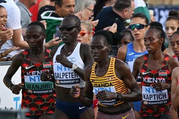 Rebecca Cheptegei (żółty trykot) /FERENC ISZA / AFP /East News