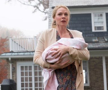 "Rebecca dopiero pokaże, na co ją stać. Kamera ją uwielbia" - chwalił aktorkę producent jej kolejnego filmu "Dziewczyna z pociągu".
Jej bohaterka, Anna urodziła właśnie córeczkę, Eve, dla której rzuciła pracę w nieruchomościach i skoncentrowała się na wiciu idealnego gniazdka dla swej rodziny.
"Rebecca ma wspaniale ekspresyjną twarz. Byłam zachwycona, że zagrała Annę, wniosła do tej roli wiele niuansów i niejednoznaczności" - mówiła o Ferguson grająca główną rolę w filmie Emily Blunt.