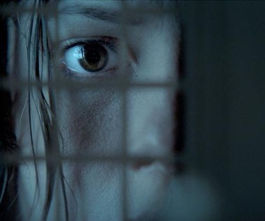 Rebecca Hall w scenie z filmu "Szepty"