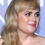 Rebel Wilson eksponuje sylwetkę na plaży. Pokazała siostrę! 