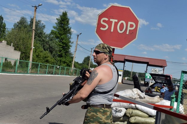 Rebelianci na przejściu granicznym z Rosją w pobliżu Ługańska /VALENTINA SVISTUNOVA /PAP/EPA