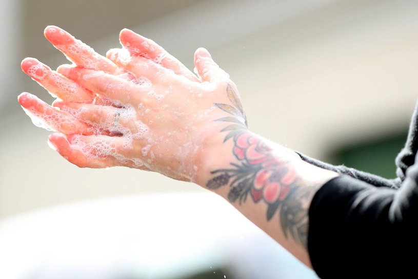 Ręce należy myć co najmniej sześć razy dziennie /AFP