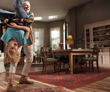 Recenzent Interii zauważał, że film Palkowskiego okazuje się "nie tyle komedią, co gorzką satyrą medialną". I dodawał, że "Wojna żeńsko-męska" zawiera mocny akcent feministyczny. "Kobiety są tam piękne i waleczne, a faceci zgnębieni i śmieszni w zredukowaniu do fizycznych przejawów męskości".
 