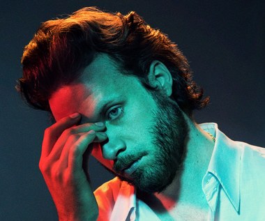 Recenzja Father John Misty "God's Favourite Customer": Kiedy życie staje do góry nogami