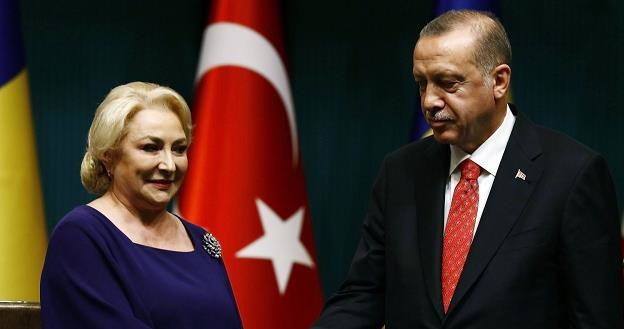 Recep Tayyip Erdogan (P), prezydent Turcji i Viorica Dăncilă, premier Rumunii /AFP