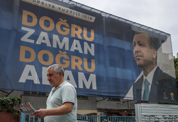 Recep Tayyip Erdogan zmierzy się w drugiej turze wyborów prezydenckich w Turcji z Kemalem Kilicdaroglu /ERDEM SAHIN /PAP/EPA