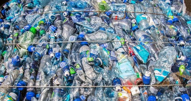 Recycling, kaucje, butelkomaty mają nas uchronić przed katastrofą ekologiczną /AFP