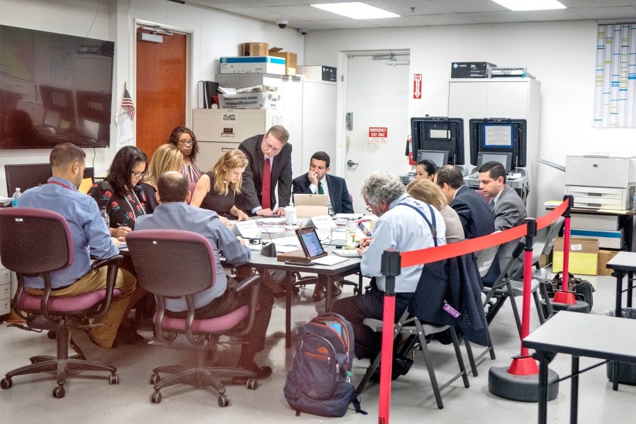 Ręczne liczenie głosów na Florydzie po listopadowych wyborach /PAP/EPA /PAP/EPA