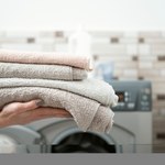 Ręczniki miękkie i puszyste jak w SPA. Zastosuj prosty trik podczas prania