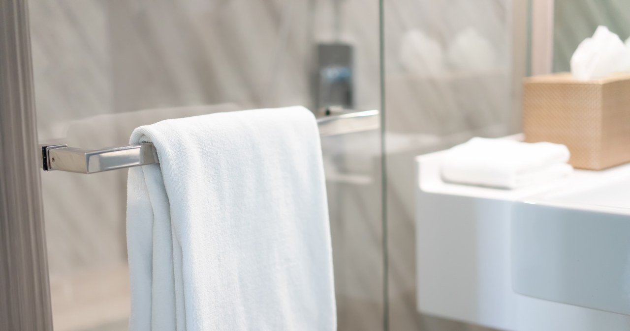 Ręczniki śnieżnobiałe jak w pięciogwiazdkowym hotelu to marzenie wielu osób. Nie każdy wie jednak, jak je spełnić /123RF/PICSEL