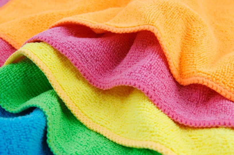 Ręczniki z mikrofibry zajmują mało miejsca, a są zdecydowanie bardziej chłonne od tradycyjnych ręczników /123RF/PICSEL