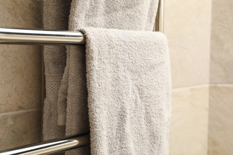 Ręczników nie powinno się trzymać w łazience /123RF/PICSEL