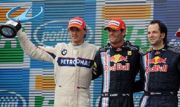 Red Bull (z prawej Webber i jego mechanik) weźmie silniki od Renault, w którym ma jeździć Kubica. /AFP