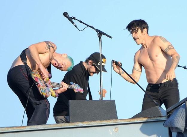 Red Hot Chili Peppers na dachu jednego z kalifornijskich apartamentów - fot. Splash News /East News