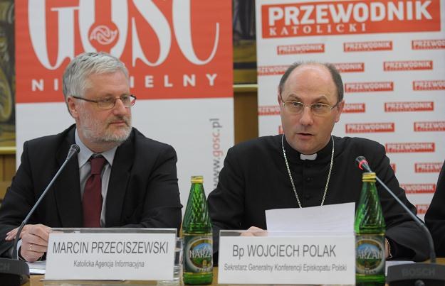 Redaktor naczelny KAI Marcin Przeciszewski oraz biskup Wojciech Polak /PAP