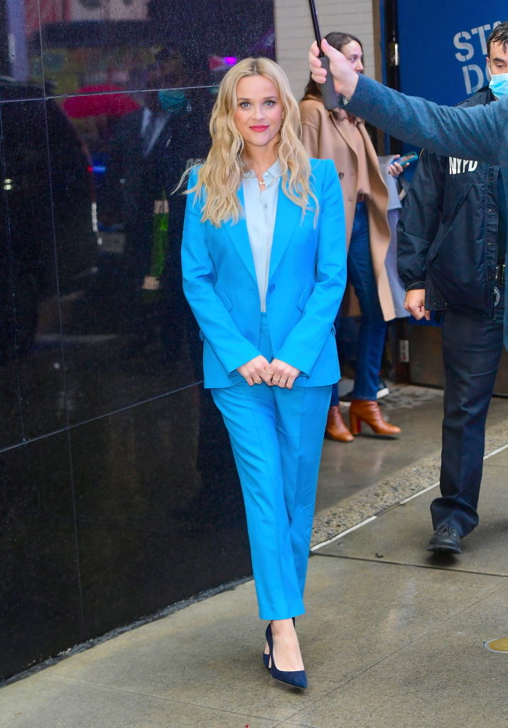 Reese Whiterspoon w błękitnym garniturze. Aktorka wygląda modnie i stylowo /Raymond Hall/GC Images /Getty Images