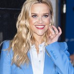 Reese Witherspoon w błękitnym garniturze. 46-letnia gwiazda zachwyca!