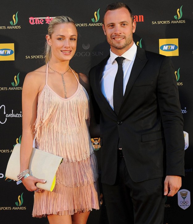 Reeva Steenkamp i Oscar Pistorius na zdjęciu z listopada 2012 /FRENNIE SHIVAMBU /PAP/EPA