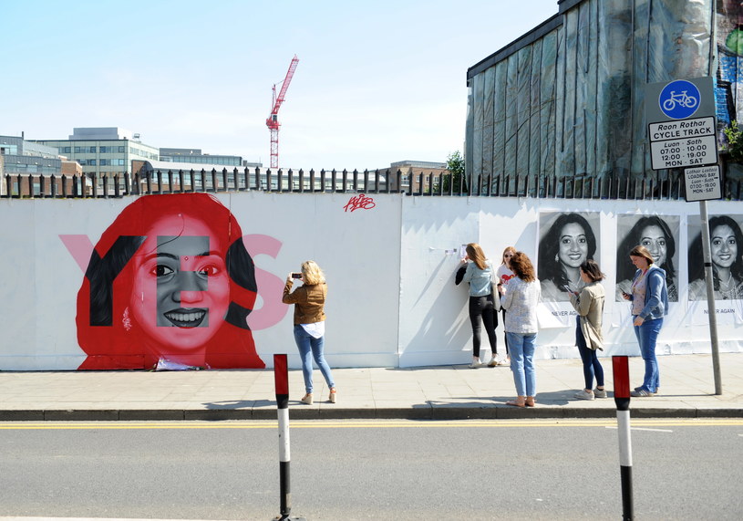 Referendum w Irlandii. Mural przedstawiający kobietę, będącą twarzą kampanii zwolenników liberalizacji aborcji /AIDAN CRAWLEY  /PAP/EPA