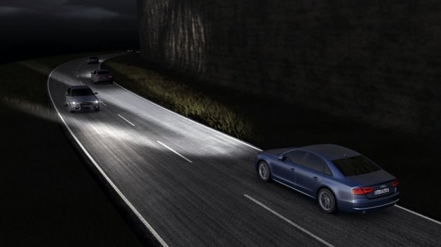 Reflektory Matrix LED będą maskowały w stożku światła nadjeżdżające i mijane pojazdy. /Audi
