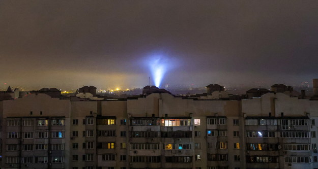 Reflektory obrony przeciwlotniczej na niebie nad Kijowem na zdjęciu z 3 sierpnia br. /Leszek Szymański /PAP