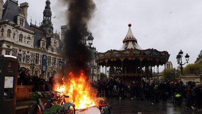 Reforma emerytalna weszła w życie we Francji! „Macron podpisał ją w nocy”
