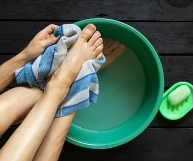 Regeneruje i wygładza skórę jak pumeks. Jak zrobić marchewkową kąpiel stóp?