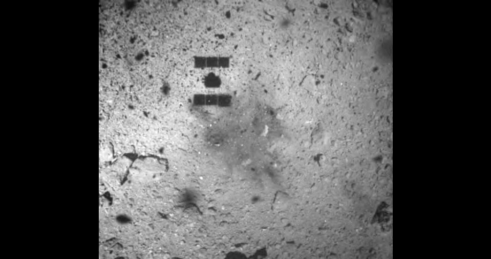 Region pobrania próbek przez Hayabusa 2 - zdjęcie wykonane podczas oddalania się sondy od planetoidy (22 lutego 2019) /materiały prasowe