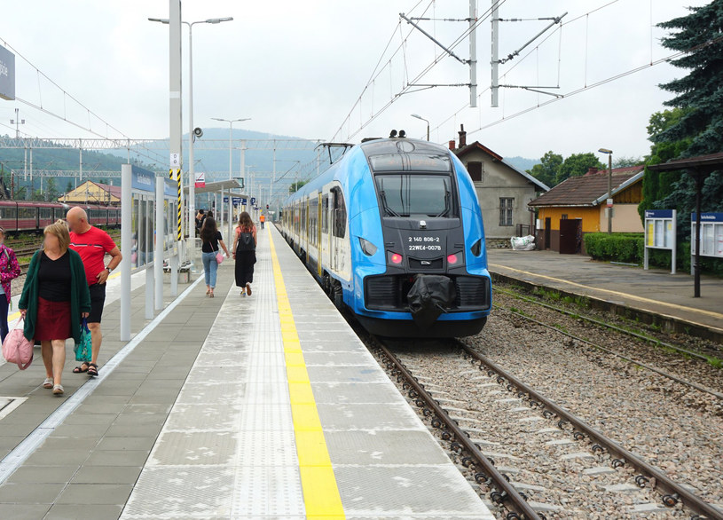 Regionalny pociąg na stacji Sucha Beskidzka /PKP PLK /materiały prasowe