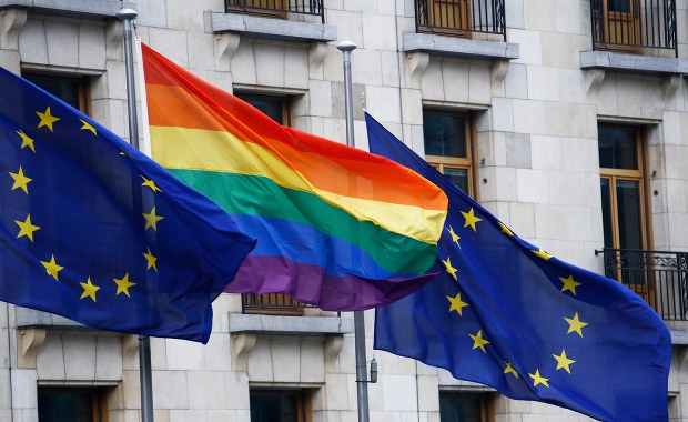 Regiony wycofały się z uchwał anty-LGBT. KE gotowa wypłacić miliony 
