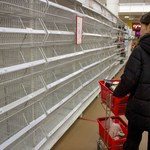Reglamentacja towarów w Rosji. Rekordowe ceny podstawowych produktów i puste półki