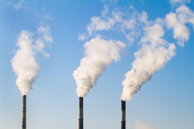 Regulacje prawne określające warunki prowadzenia działalności powodującej emisję gazów cieplarnianych wprowadzono z blisko trzyletnim opóźnieniem /123RF/PICSEL