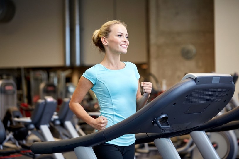 Regularne bieganie pozwala zwiększyć wytrzymałość, poprawić kondycję oraz obniżyć poziom stresu /123RF/PICSEL